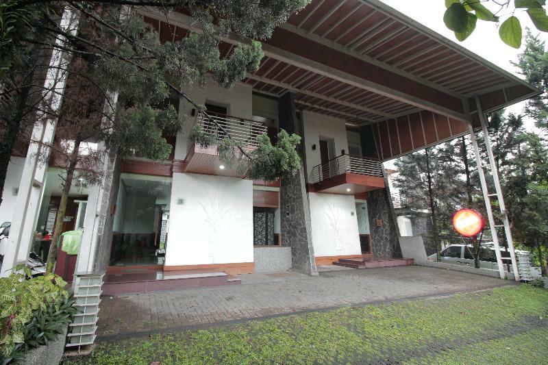 Oyo 229 Hi Quality Hotel Bandung Exterior photo